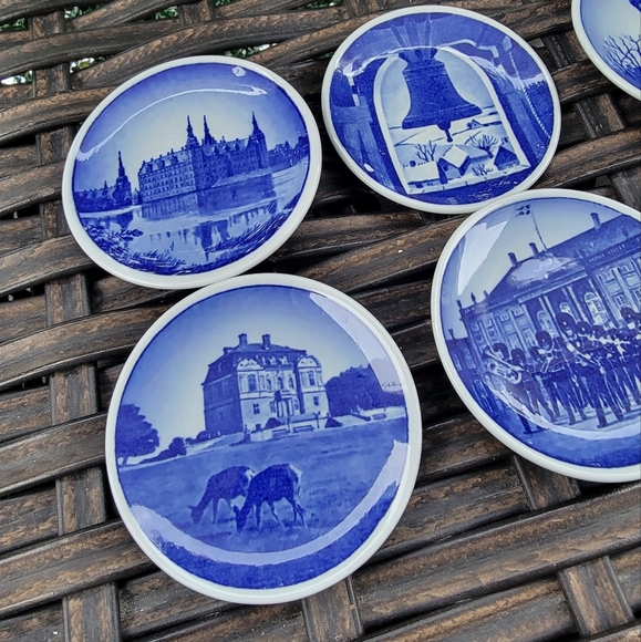 Blue and White Decorative Plates Set - Picture 2 of 8